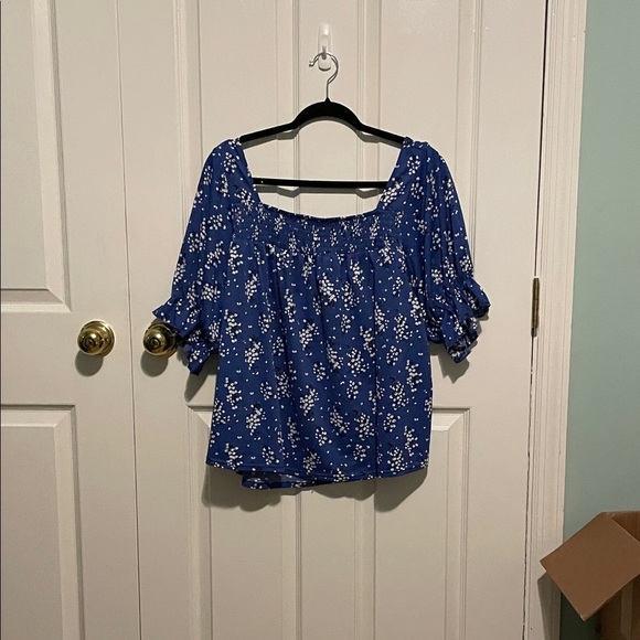 MELLODAY Tops - ❤️MELLODAY Navy and White Floral Blouse